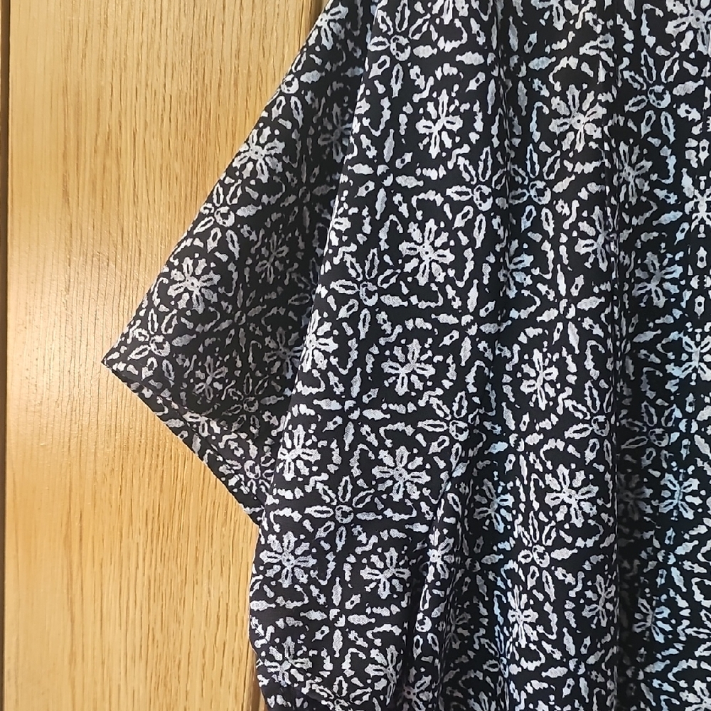 Croft & Barrow Monochrome Floral Blouse - Picture 4 of 11